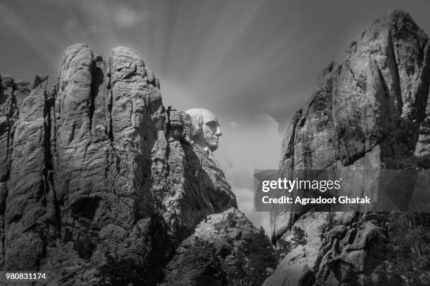 black and white view of mount rushmore, keystone, south dakota, usa - keystone south dakota stockfoto's en -beelden