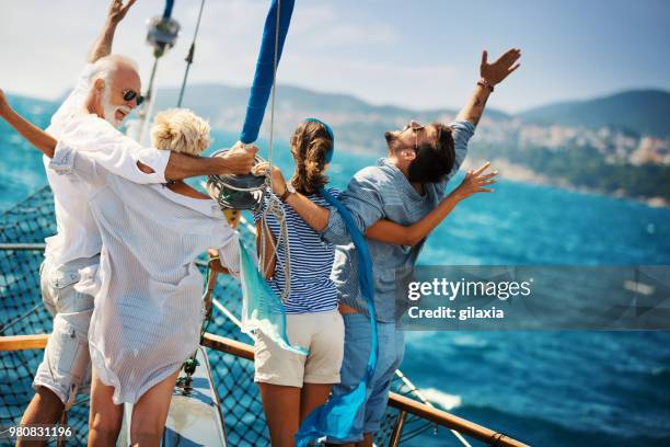 familie auf einem segeltörn. - father son sailing stock-fotos und bilder