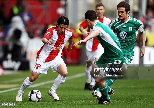 Jahmir Hyka of Mainz is challenged by Marcel Schaefer and Christian Gentner of Wolfsburg during the Bundesliga match between FSV Mainz 05 and VfL...