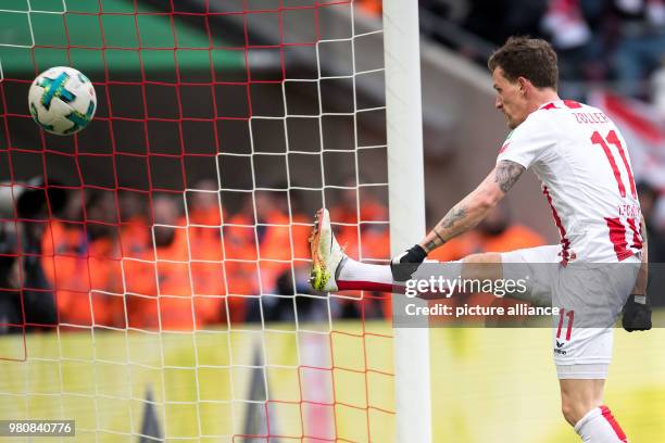 March 2018, Germany, Cologne: Football, Bundesliga, 1. FC Cologne vs Bayer Leverkusen at the RheinEnergieStadion. Cologne's Simon Zoller making it...