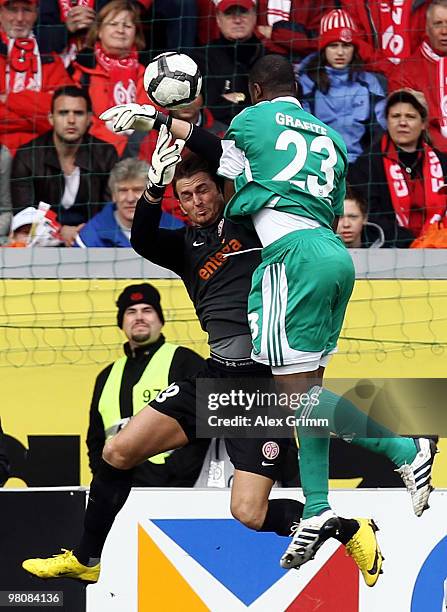 Goalkeeper Heinz Mueller of Mainz is challenged by Grafite of Wolfsburg during the Bundesliga match between FSV Mainz 05 and VfL Wolfsburg at the...