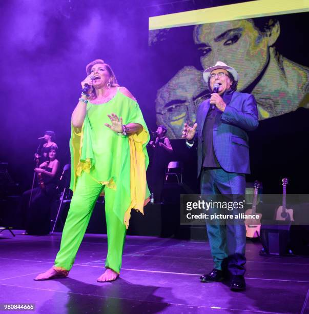 March 2018, Germany, Hamburg: Italian duo Al Bano and Romina Power perform the first concert of their farewell tour at the Sporthalle venue. Photo:...