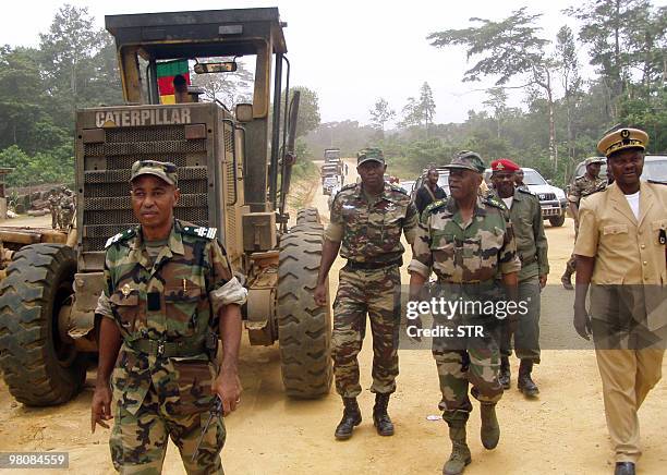 Cameroun-Nigeria-frontière-rébellion-violences - Cameroon army division general Rene Claude Meka visits on March 26, 2010 a 75km strategic dirt road...