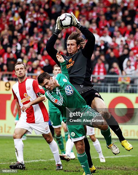 Goalkeeper Heinz Mueller of Mainz is challenged by Zvjezdan Misimovic of Wolfsburg during the Bundesliga match between FSV Mainz 05 and VfL Wolfsburg...