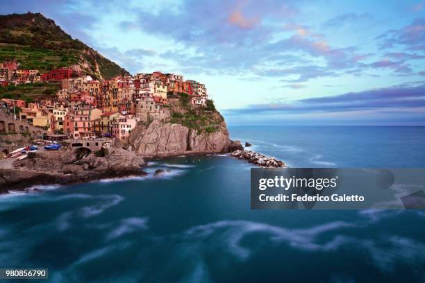 old town of manarola on shores of cinque terre, manarola, liguria, italy - mar de liguria fotografías e imágenes de stock