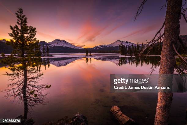 sparks lake at sunset with mountain peaks of cascade range, bend, oregon, usa - sparks lake stock pictures, royalty-free photos & images