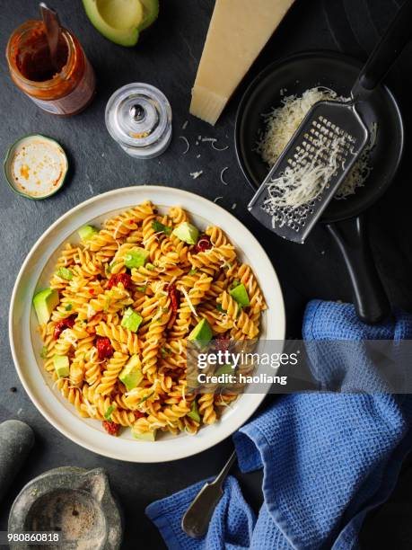 pasta salad - sonnengetrocknete tomate stock-fotos und bilder