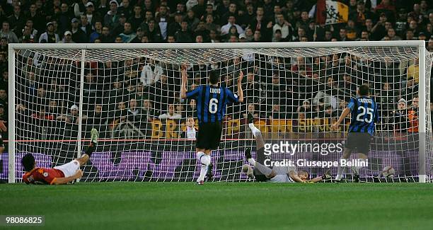 Luca Toni of Roma scores the winning goal during the Serie A match between AS Roma and FC Internazionale Milano at Stadio Olimpico on March 27, 2010...