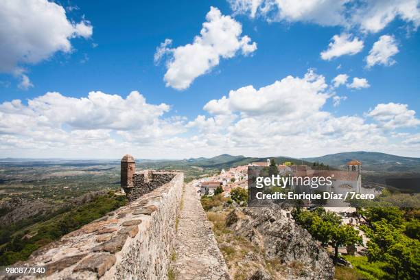 walking the wall, marvão castle, portugal - マルバオ ストックフォトと画像