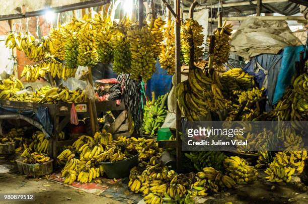 le vendeur de bananes. - vendeur stock-fotos und bilder