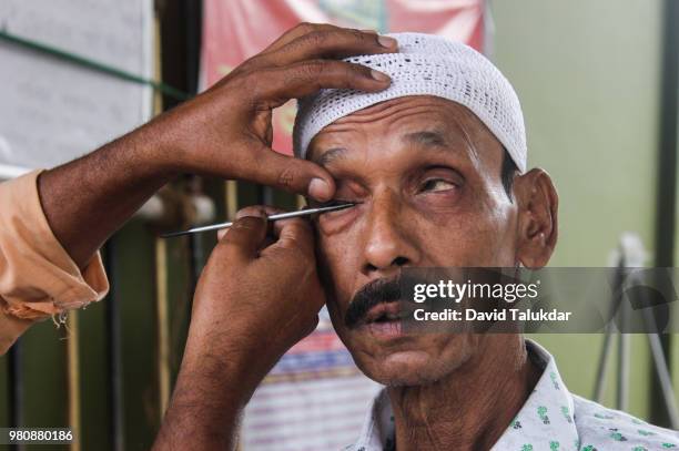 muslim gets 'surma' a herbal eye-liner - david talukdar stock pictures, royalty-free photos & images