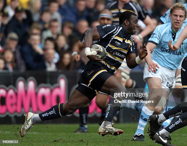 Miles Benjamin of Worcester moves away from Lewis Moody during the Guinness Premiership match between Worcester Warriors and Leicester Tigers at...