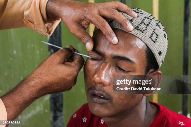 muslim gets 'surma' a herbal eye-liner - david talukdar stockfoto's en -beelden