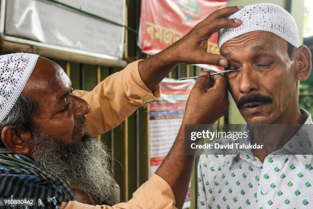 muslim gets 'surma' a herbal eye-liner - david talukdar stock pictures, royalty-free photos & images