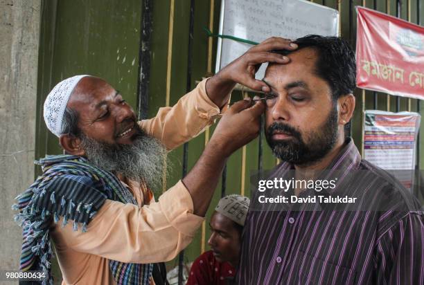 muslim gets 'surma' a herbal eye-liner - david talukdar fotografías e imágenes de stock