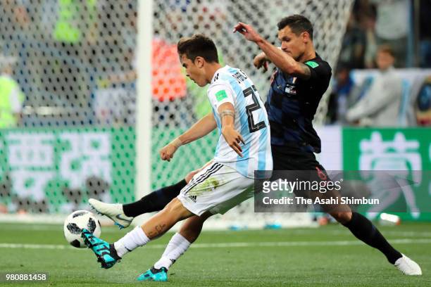 Paulo Dybala of Argentina shoots at goal during the 2018 FIFA World Cup Russia Group D match between Argentina and Croatia at Nizhny Novgorod Stadium...