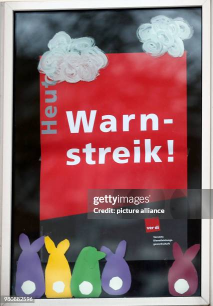March 2018, Germany, Dortmund: A sign reads "Warnstreik" at a daycare centre. The Verdi union is begining a first large wave of public sector warning...