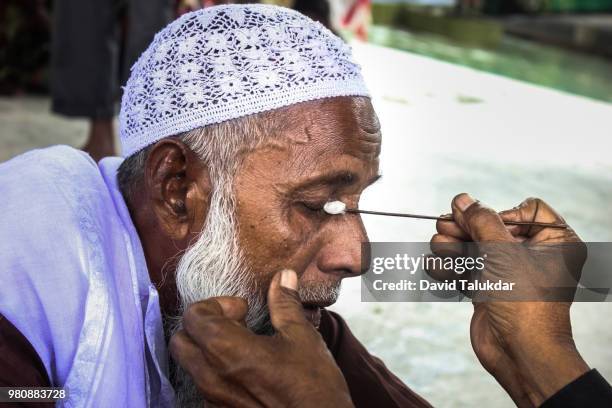 muslim gets 'surma' a herbal eye-liner - david talukdar stockfoto's en -beelden