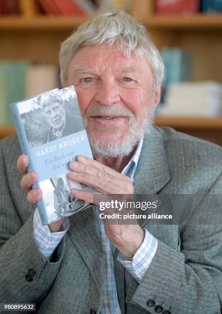 March 2018, Germany, Hamburg: Actor Hardy Krueger holding his new book titled "Ein Buch von Tod und Liebe" at publishers Hoffmann und Campe. The book...