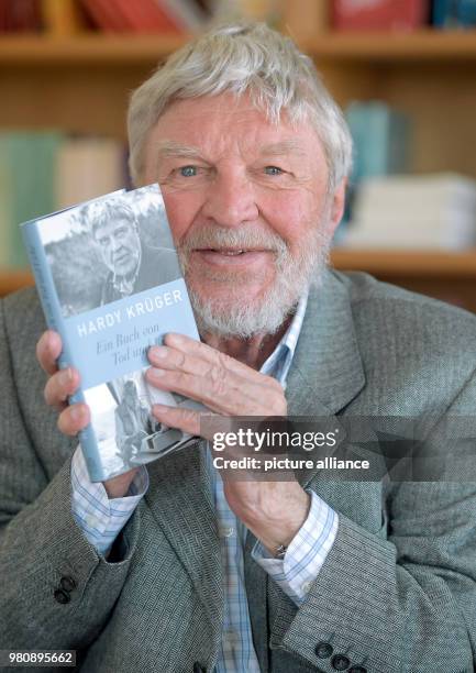 March 2018, Germany, Hamburg: Actor Hardy Krueger holding his new book titled "Ein Buch von Tod und Liebe" at publishers Hoffmann und Campe. Photo:...