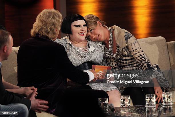 Host Thomas Gottschalk watches Emma Thompson and Beth Ditto during the 188th 'Wetten dass ...?' show at Messezentrum Salzburg on March 27, 2010 in...