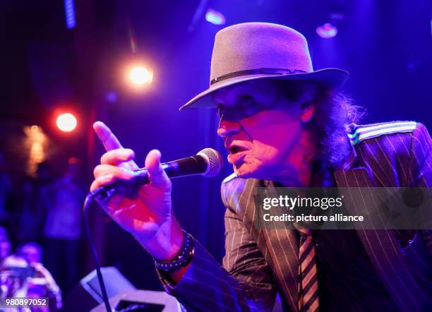 March 2018, Germany, Hamburg: Udo Lindenberg singing onstange during the opening of "Panic City - The Udo-Lindenberg-Experience". The musician...