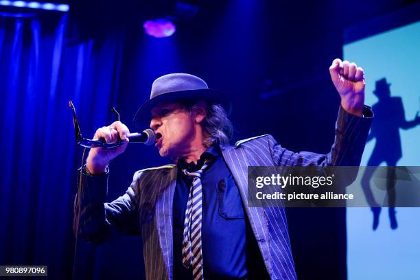 March 2018, Germany, Hamburg: Udo Lindenberg singing onstange during the opening of "Panic City - The Udo-Lindenberg-Experience". The musician...