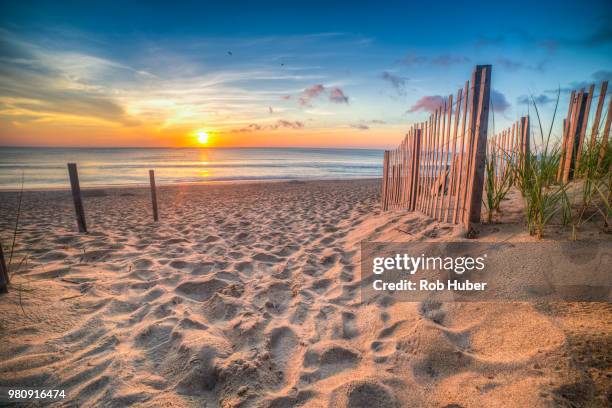 sandy beach and atlantic ocean at sunrise, outer banks, north carolina, usa - atlantic beach north carolina fotografías e imágenes de stock