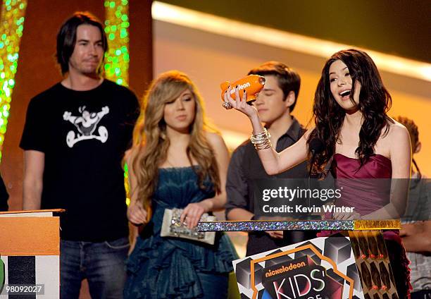 Actor Jerry Trainor, actress Jennette McCurdy, actor Nathan Kress and actress Miranda Cosgrove accept the Favorite TV Show award onstage at...