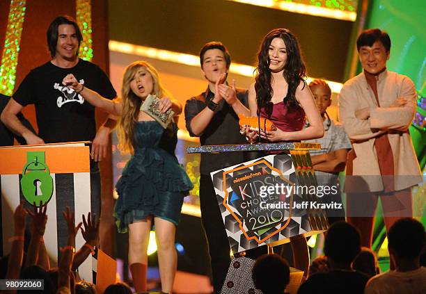 Actor Jerry Trainor, actress Jennette McCurdy, actor Nathan Kress and actress Miranda Cosgrove accept the Favorite TV Show award from actor Jackie...