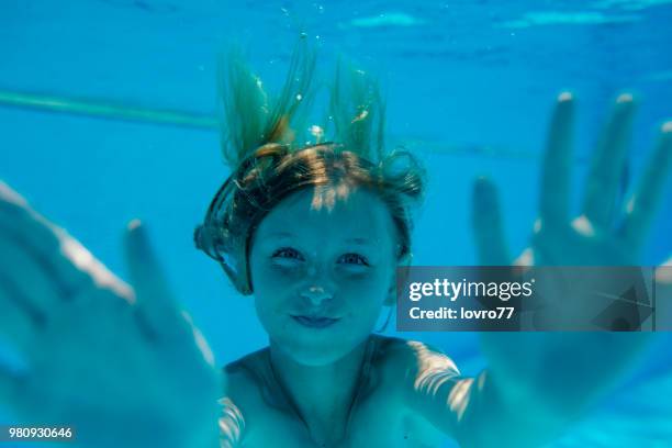 junges mädchen ist in einem pool tauchen. - croatia girls stock-fotos und bilder
