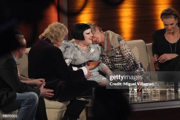 Host Thomas Gottschalk watches Emma Thompson and Beth Ditto during the 188th 'Wetten dass ...?' show at Messezentrum Salzburg on March 27, 2010 in...