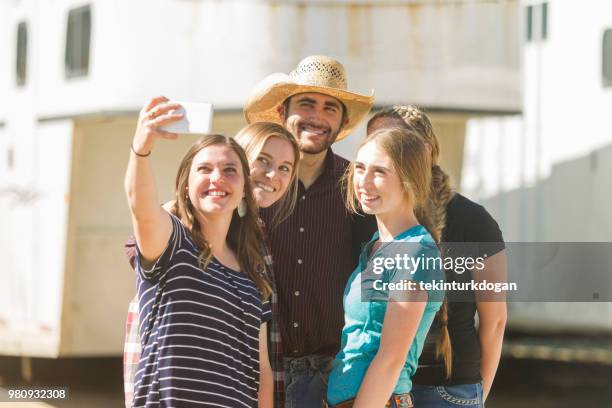 cowboy prenant selfie avec ferme jeune fille amis au ranch à salt lake city slc utah usa - agriculteur selfie photos et images de collection