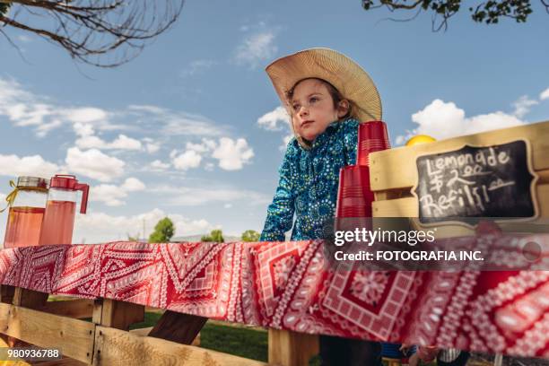 portrait de peuplement utah cowgirl limonade - buvette photos et images de collection