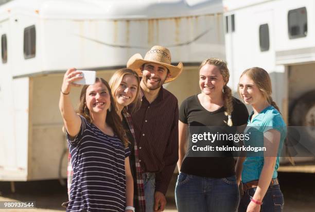 selfie prise de cow-boy avec des amis fille jeune agriculteur au ranch paddock à salt lake city slc nous - agriculteur selfie photos et images de collection