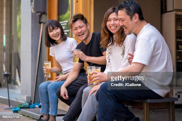 一緒に飲む友人のグループ - 飲み会　日本 ストックフォトと画像