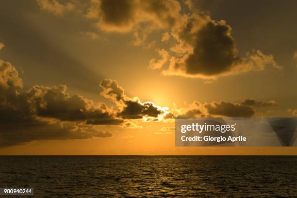 tramonto tra le nuvole - cloudy sunset - nuvole - fotografias e filmes do acervo