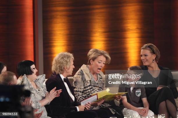 Beth Ditto, Thomas Gottschalk, a boy of the public and Maria Riesch listen to Emma Thompson reading german fairy tales during the 188th 'Wetten dass...