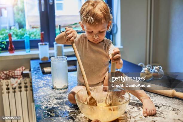 bebé que se divierte haciendo un desastre en la cocina - sons of anarchy fotografías e imágenes de stock