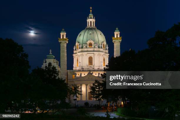 wien - karlskirche bei nacht - karlskirche - fotografias e filmes do acervo