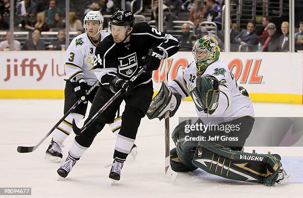 Goaltender Kari Lehtonen of the Dallas Stars is screened by Alexander Frolov of the Los Angeles Kings in the second period at Staples Center on March...