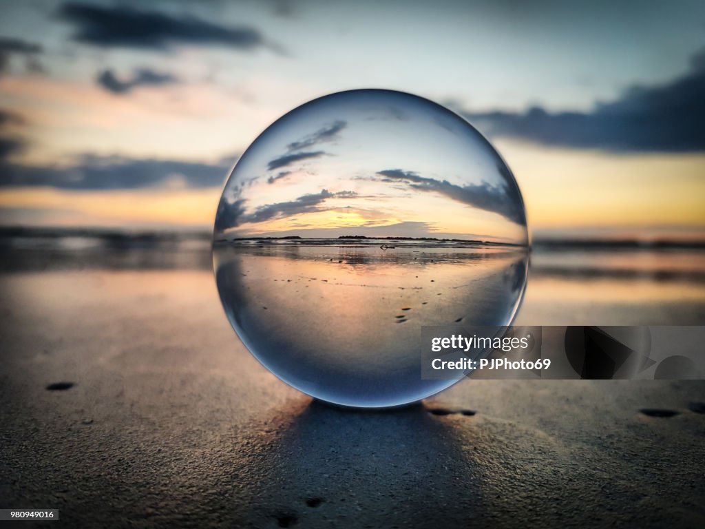 Guardare l'alba attraverso una palla di lente - Riviera Romagnola