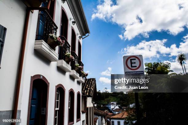 balcon floreado (ouro preto) - balcon stock pictures, royalty-free photos & images