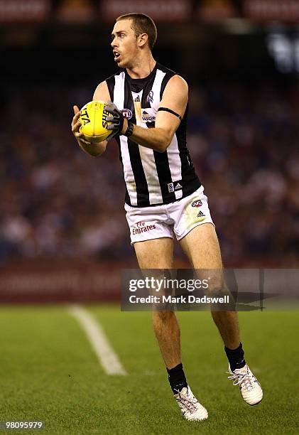 Nick Maxwell of the Magpies looks for a teammate during the round one AFL match between the Western Bulldogs and the Collingwood Magpies at Etihad...