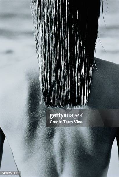 woman's bare back with long wet hair, rear view  (b&w) - gänsehaut frau stock-fotos und bilder