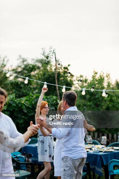 speisen im freien - al fresco dining stock-fotos und bilder