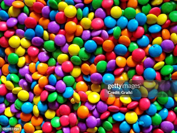 colorful round chocolates - lettre m photos et images de collection