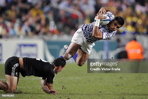 Fautua Otto of Samoa is tackled by Zar Lawrence of New Zealand during their final match on day three of the IRB Hong Kong Sevens on March 28, 2010 in...