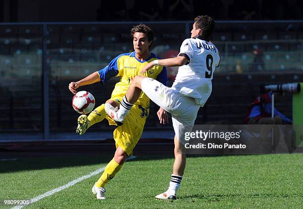 Simone Bentivoglio of Chievo competes with Davide Lanzafame of Parma during the Serie A match between AC Chievo Verona and Parma FC at Stadio...
