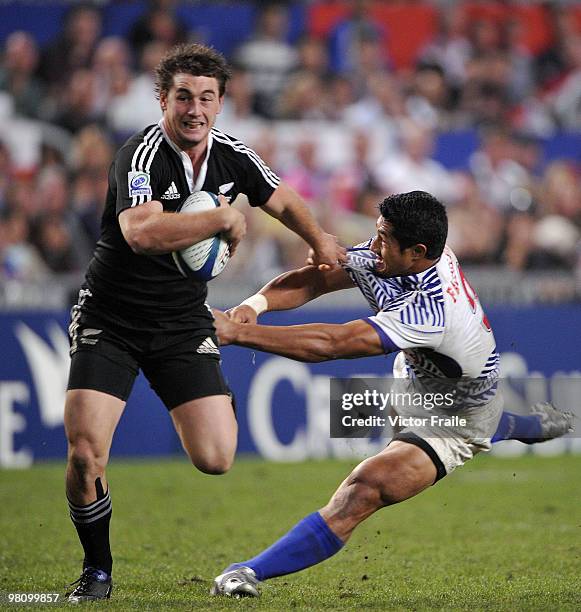 Kurt Baker of New Zealand eludes a tackle by Alofoti Fa'osiliva of Samoa during their final match on day three of the IRB Hong Kong Sevens on March...